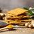 Cracker alla curcuma con semi di papavero